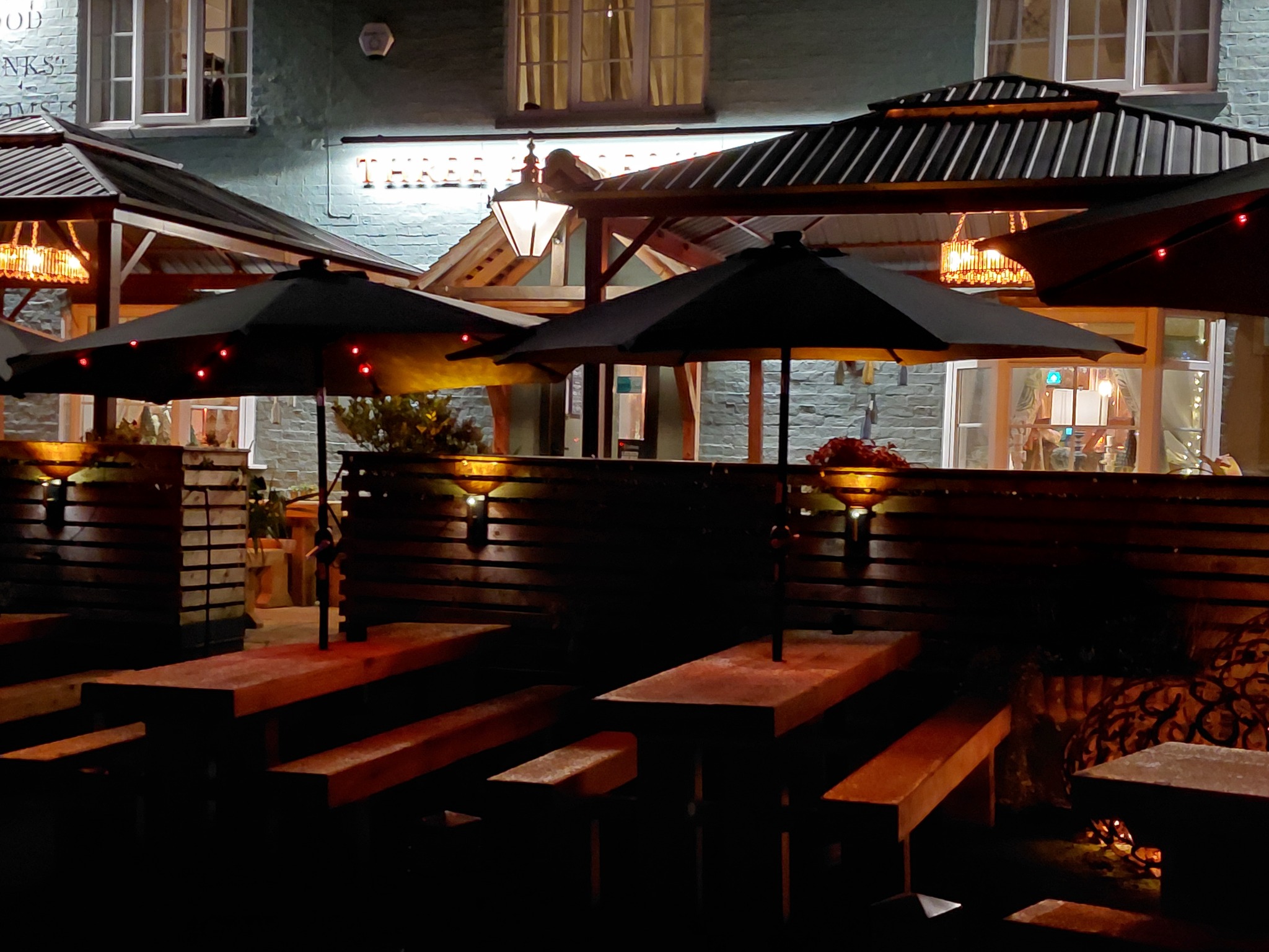 The Three Horseshoes pub frontage (night)