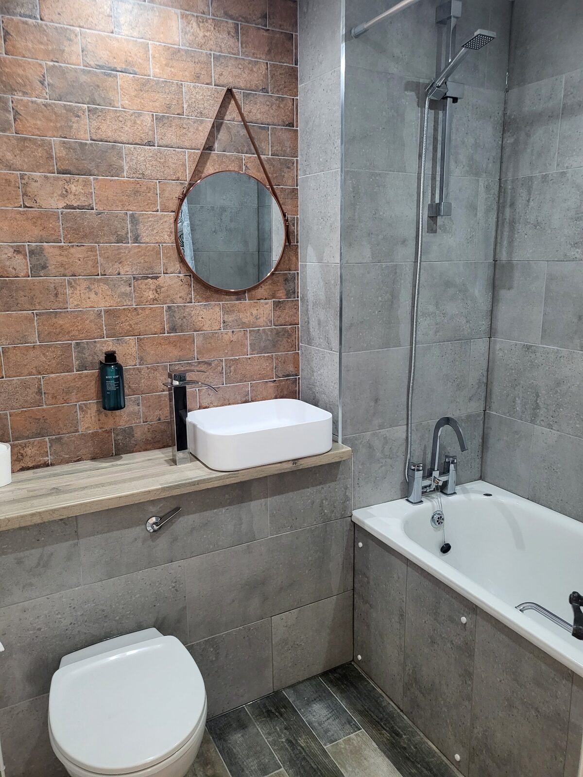 Room 4 bathroom